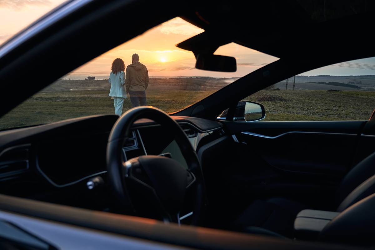 romantic-couple-with-car-enjoying-evening-atmosphe-2023-11-27-04-50-54-utc (1)